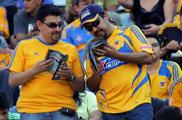 Estos aficionados consultan el calendario de Tigres