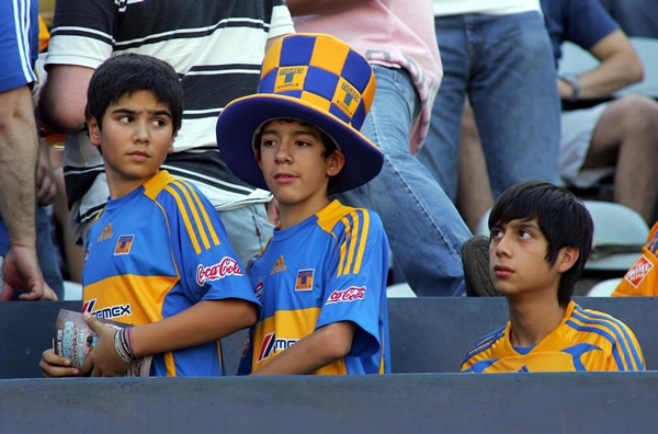 Estos niños esperaban el inicio del partido