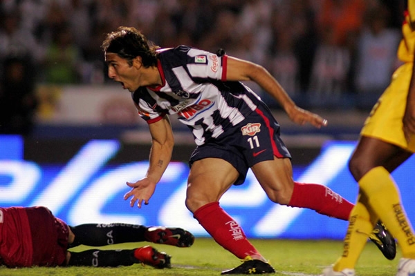 Explosión en el Tec con el gol de De Nigris