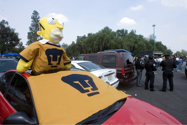 Extraños personajes apoyando a Pumas.