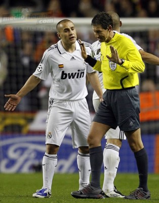 Fabio Cannavaro trata de buscar respuestas de Frank De Bleeckere.