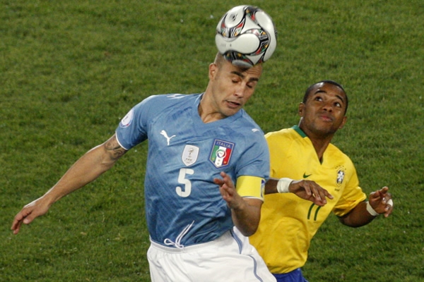 Fabio Cannavaro ganando el balón por aire