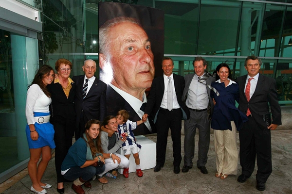 Fassi con su familia en la inauguración.
