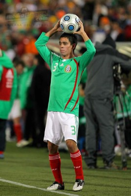 Fausto Pinto en un saque de banda.