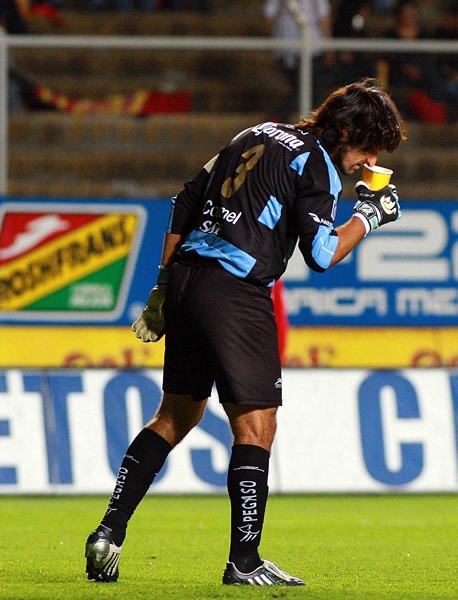 Federico verificando el contenido del vaso