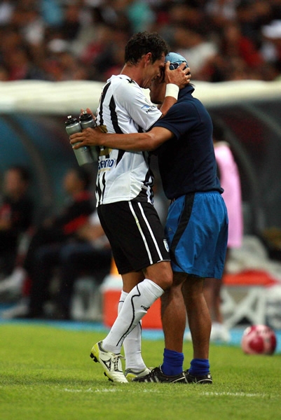 Felicidad en la banca de Gallos