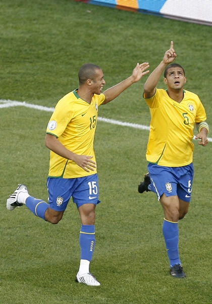 Felipe da las gracias a los dioses del estadio.
