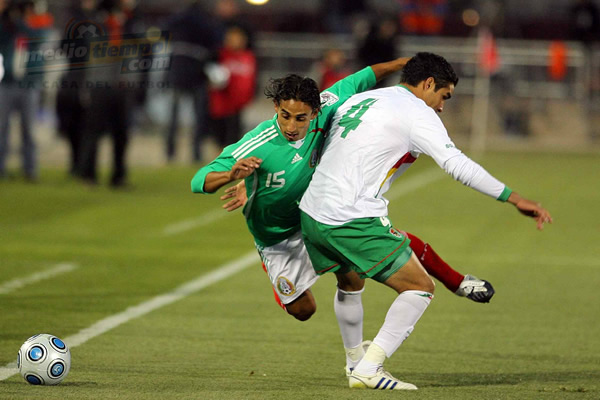 Fernando Arce es derribado en la banda derecha.