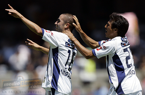 Fernando Morales e Ismael ';Cachas'; Íñiguez felices por el gol.