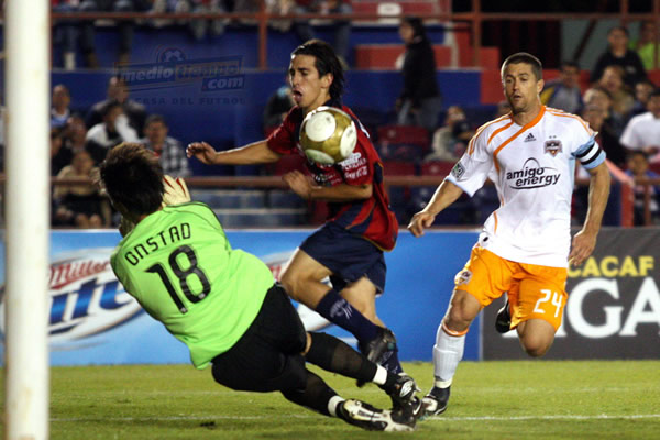 Fernando Navarro anotó un gol perfecto.