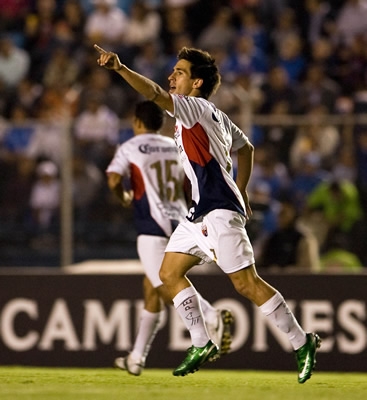 fernando navarro de atlante festejando gol en ida de final de concachampions