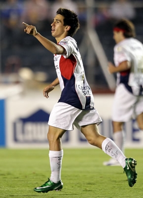 fernando navarro de atlante festejando gol en ida de final de concachampions
