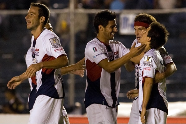 fernando navarro de atlante festejando gol en ida de final de concachampions