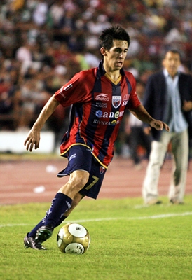 Fernando Navarro desequilibró por la banda derecha.