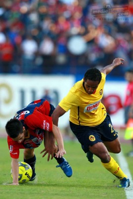 Fernando Navarro impidió que Jean Beausejour atacara por la banda izquierda.