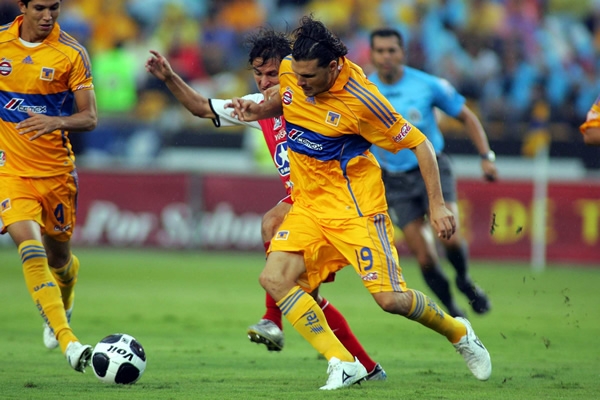 Fernando Ortiz marca a Edwin Santibáñez