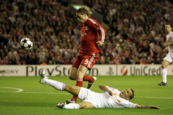 Fernando Torres logró esquivar la barrida.