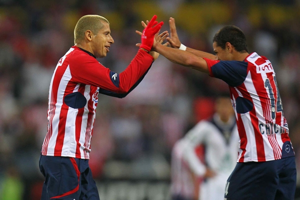 Festejan con Bautista su gol.
