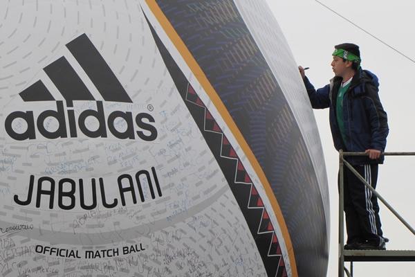 Firmando el mega balón mundialista