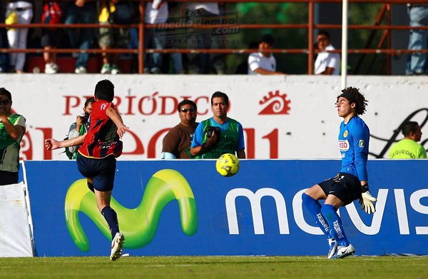 De esta forma Rafael Márquez venció al cancerbero Americanista, Guillermo Ochoa.