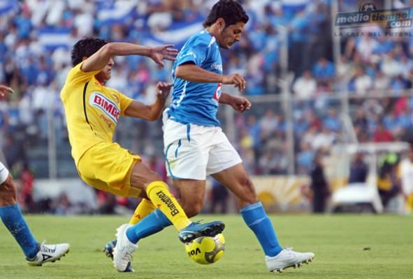 Foto de acción del partido Cruz Azul-América.