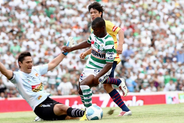 Foto de acción del partido Santos-Morelia