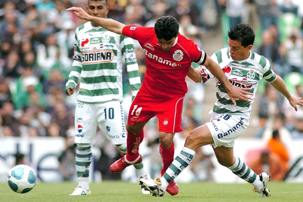 Foto de acción del partido Santos-Toluca