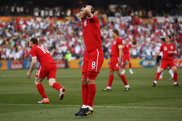 Frank Lampard se lamenta por el gol valido que no se marcó.