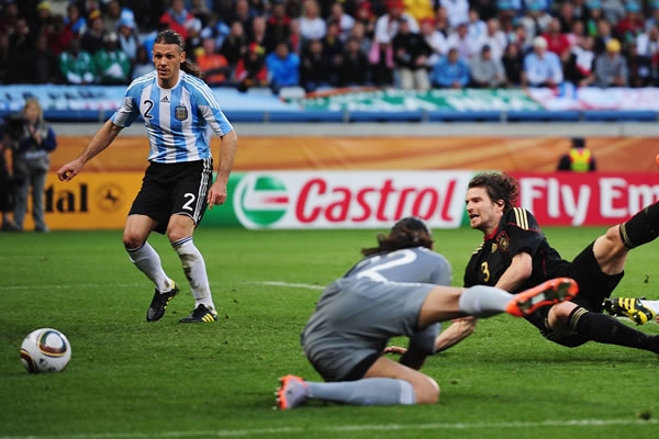 Friedrich culminó una gran jugada de Schweinsteiger