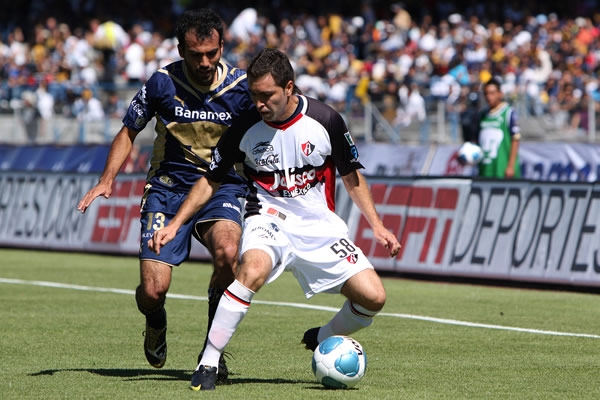 Fue un encuentro de mucho choque.