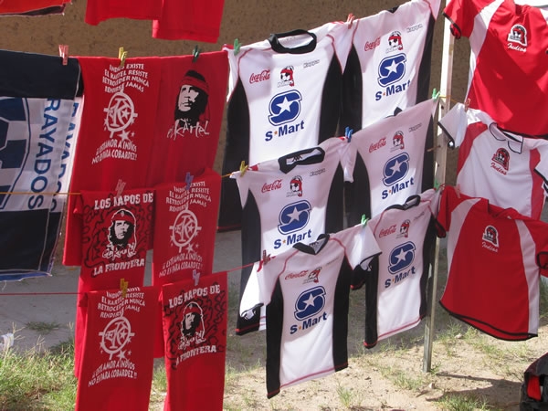 Fuera del estadio se podía adquirir una réplica de la playera de Indios.