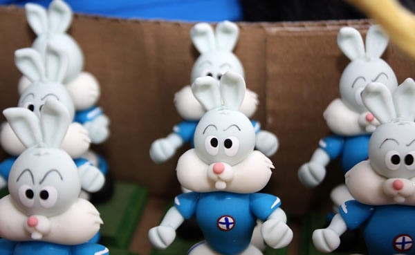 Fuera del estadio se puede adquirir la mascota de Cruz Azul.