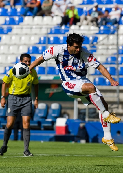 Fuerte disparo de Cacho contra los Gallos