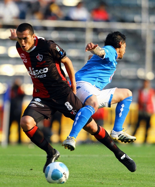 Fuerte llegada sobre Rogelio Chávez.