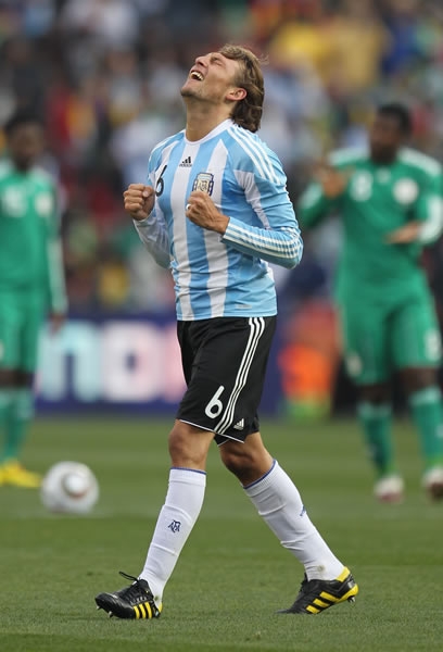 Gabriel Heinze agradece al cielo por su gol