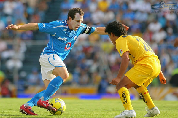 Gerardo Torrado no pudo con el medio campo que presentó el América.