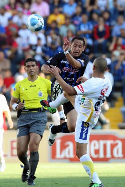 German Villa busca el esférico