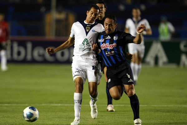 Germán Villa no pudo con la marca del rival.