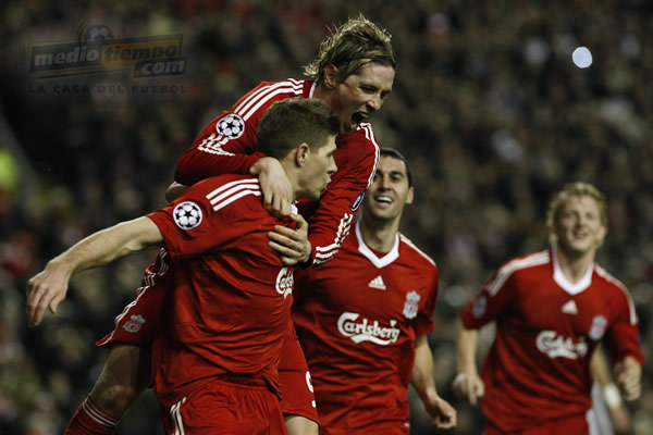 Gerrard festeja la pena máxima.