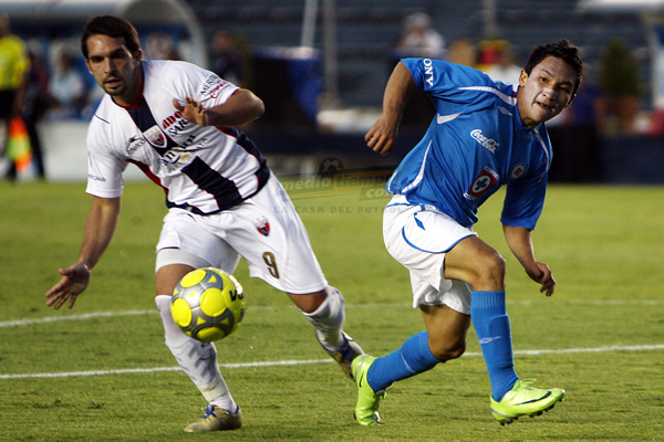 Giancarlo Maldonado y César Villaluz pelean el esférico.