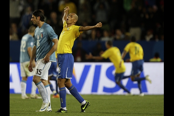 Gilberto Silva festeja el gol brasileño