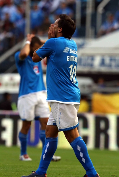 Giménez, tuvo un oso, falló una frente al arco.