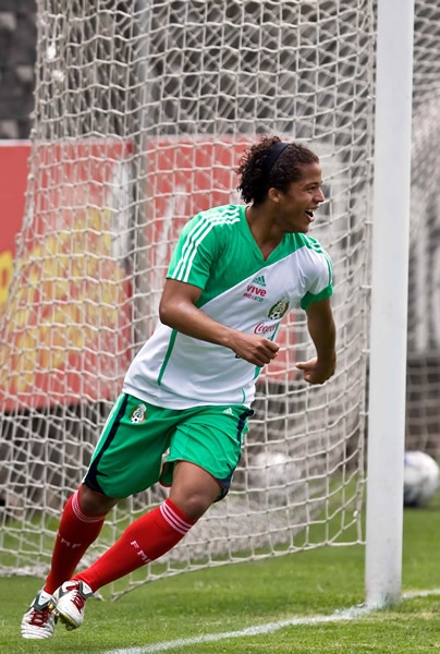 Gio anota en el entrenamiento y festeja.