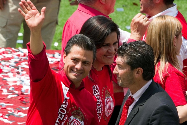 El Gobernador, Enrique Peña Nieto, festejó con los Diablos.