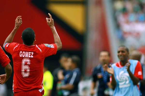 Gomez da las gracias a los dioses del estadio por su gol.