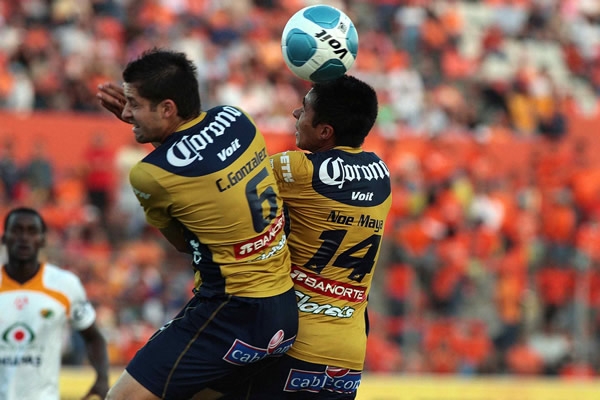González y Maya chocan en el aire