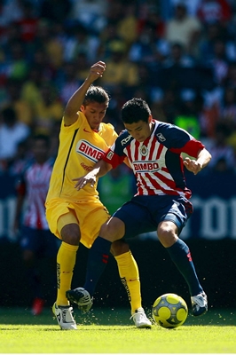 Gonzalo Pineda y Enrique Vera peleando por el Balón.