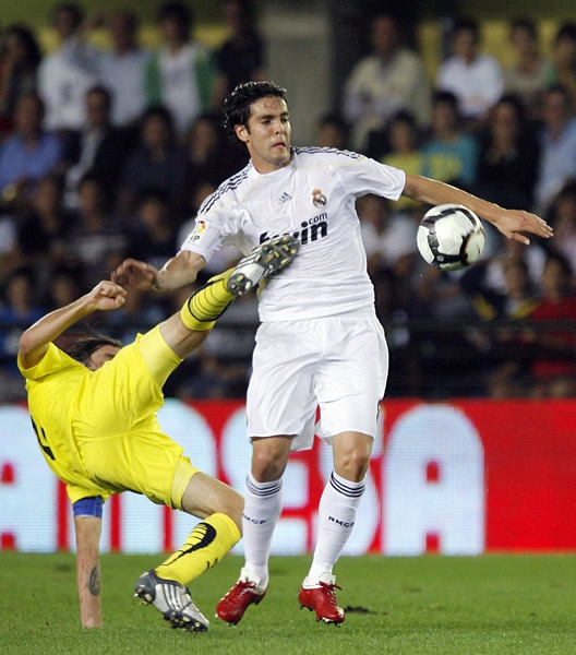 Gonzalo Rodríguez le saca el balón a Kaká