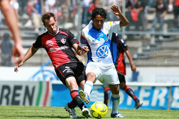 Gonzalo Vargas lucha contra Sergio Pérez.