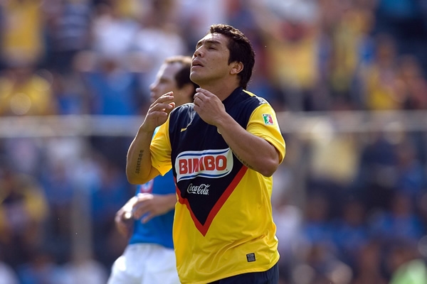 Gran actuación de Salvador Cabañas